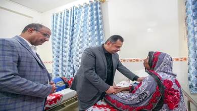 رئيس الوزراء يقوم بزيارة دار العجزة ورعاية المسنين ويقدم التهاني والهدايا العيدية لنزلائها